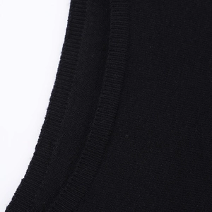 Vista macro de tejido de punto acanalado negro fino en los puños de un vestido