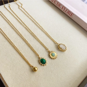 Colliers vintage en acier titane avec pendentifs malachite et pierre ovale dorée