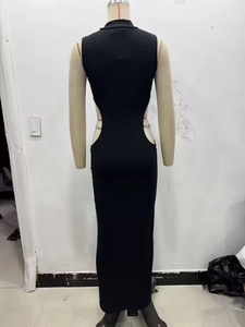 Detalle de los recortes laterales y la cadena de strass en este vestido negro ajustado