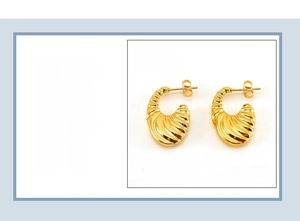 Detailed size chart of gold croissant earrings measuring 15x25x4mm in stainless steel