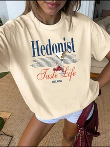 Λεπτομέρεια από oversized βαμβακερό t-shirt με vintage τύπωμα Hedonist και Taste Life