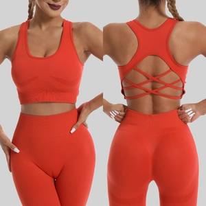 Détails de l'ensemble de sport orange avec brassière croisée et legging de yoga taille haute