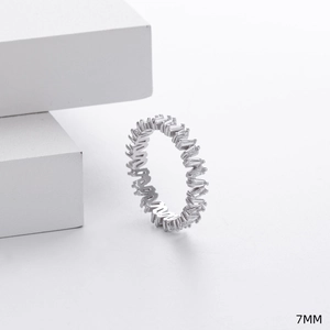 Detailed close-up showing the 7mm width of a 925 silver V-shaped ring with pavé cubic zirconia