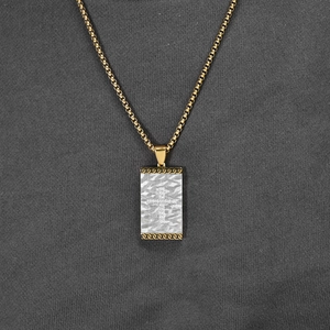 Collana a catena vintage dorata con pendente a croce rettangolare testurizzato e pietre