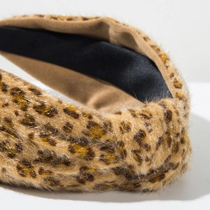Vue macro détaillée du tissu léopard en peluche et fibres métalliques sur un large bandeau