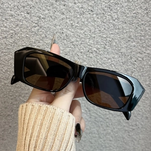 Occhiali da sole vintage neri con montatura rettangolare spessa e lenti marrone scuro