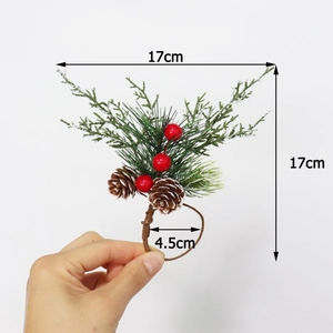 Détail du rond de serviette de Noël avec aiguilles de pin, baies rouges et cônes sur blanc