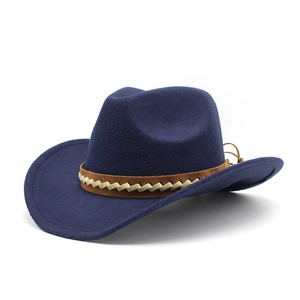 Détail d'un chapeau de cowboy en feutre bleu marine avec ruban en cuir tressé