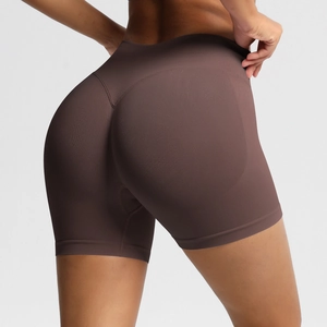 Détails macro du short de yoga sans couture marron avec texture liftante fessier