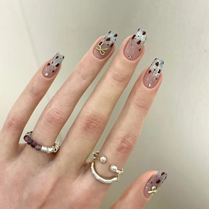 Cat-Eye-Leopardenmuster Kunstnägel mit Silberglitzer und Schleife am Handmodell