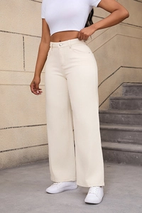 Vue extérieure du jean denim taille haute crème à jambes larges avec un haut blanc