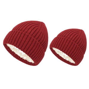 Détail de bonnets en tricot bordeaux avec doublure en satin pour parents et enfants