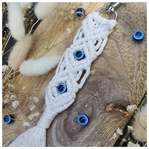 Makroaufnahme von Boho Baumwoll-Wandbehang mit blauen Augenperlen und Quasten-Details