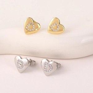Stijlvolle modieuze hart letter D oorstekers, goud en zilver strass sieraden dames.