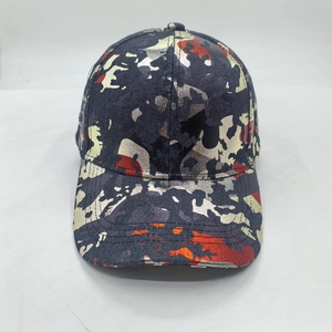 Dettaglio del cappello camouflage blu scuro con texture in foglia d'oro e d'argento