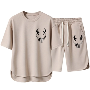 Ensemble de sport d'été pour hommes avec t-shirt et short à imprimé graphique chic