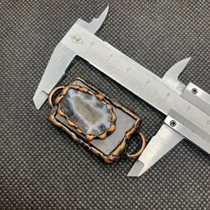 Colgante vintage de ágata blanca con marco de metal texturizado en tono bronce antiguo