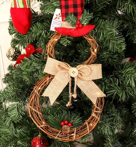 Detail of 20x40cm rattan snowman wreath with LED lights and rustic fabric hat décor