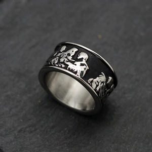 Bague large vintage en acier inoxydable avec gravure en relief sur pierre noire