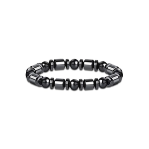 Nahaufnahme von 8mm schwarzen Hämatitperlen in runder und zylindrischer Form auf Armband