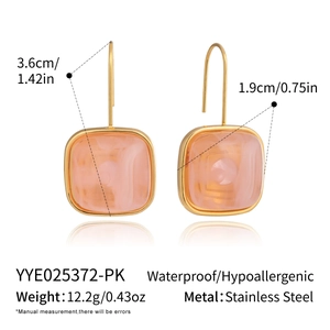 Détail de boucles d'oreilles carrées en résine rose marbrée avec dimensions