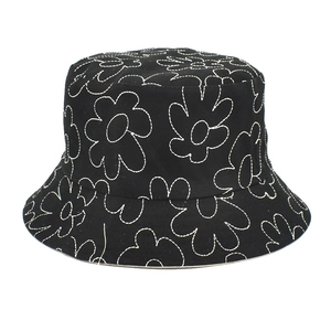 Gros plan du chapeau bob en coton noir avec des broderies florales blanches élégantes