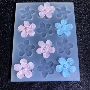 Moule en silicone à 12 fleurs pour chocolat DIY et résine sur fond noir mat