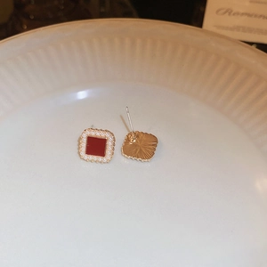Vue détaillée des boucles d'oreilles carrées vintage avec émail rouge et bordure perle