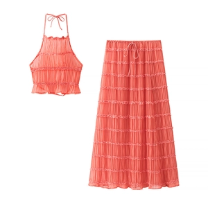 Set due pezzi rosa corallo a pieghe con top allacciato al collo e gonna con ruches