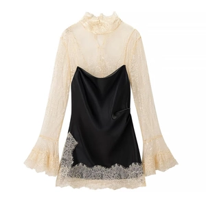 Détail des manches en dentelle champagne et du patchwork en satin noir de la robe