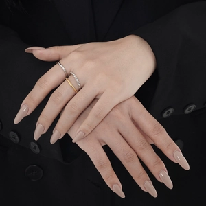 Anillos minimalistas de plata 925 en oro y plata con líneas irregulares en modelo