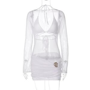 Détail d'un ensemble trois pièces blanc avec haut en mesh et jupe froncée sur mannequin