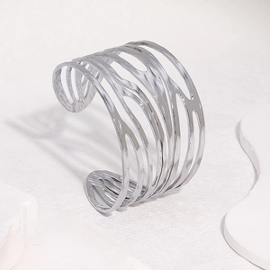 Bracciale rigido largo in acciaio argentato con texture traforata irregolare e design aperto