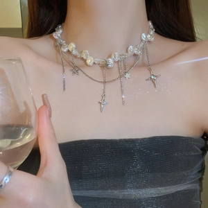 Collier en perles baroques avec pendentifs étoiles argentés pour un style de fête chic