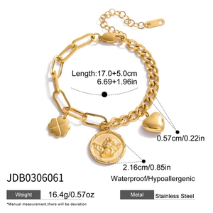 Détail d'un bracelet en acier doré 18 carats avec médaille ange et breloques cœur