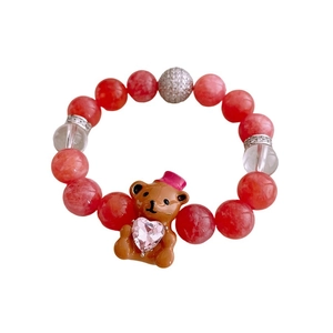 Bracelet en perles rose et rouge avec pendentif d'ours brun et détails en zircon