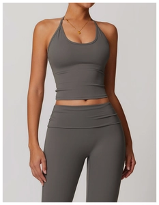 Vue détaillée d'un ensemble de yoga gris anthracite avec haut licou et taille haute
