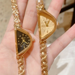 Montre chaîne dorée vintage luxe pour femme avec un design de cadran triangulaire unique
