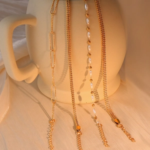 Set di quattro bracciali in acciaio inossidabile placcato oro 18k con perle minimaliste