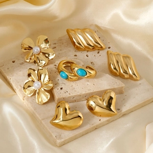 Set di orecchini a lobo vintage a fiore e cuore placcati oro su sfondo seta