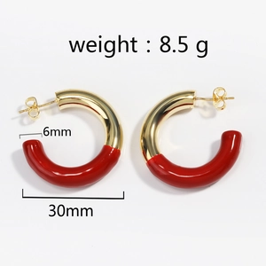 Détail des boucles d'oreilles créoles C de 30 mm en émail rouge et or avec dimensions