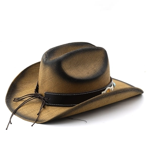 Detail eines hellbraunen Stroh-Cowboyhuts mit Lederband und Türkisperlen-Verzierung