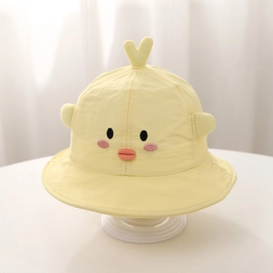 Détail du chapeau de soleil bébé en coton jaune avec broderie poussin et cœur 3D en haut