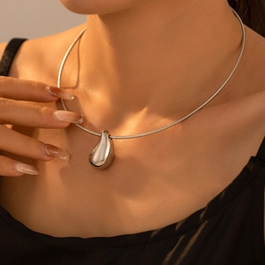 Minimalist 18k gold plated stainless steel necklace with polished teardrop pendant