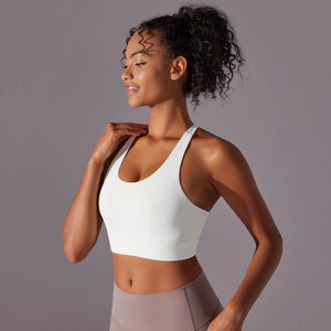 Gros plan du brassière de sport blanche en tissu respirant avec un design dos nageur sans couture