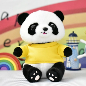 Primo piano di un simpatico peluche a forma di panda con una maglietta giallo brillante