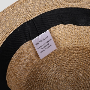 Détail de l'intérieur du chapeau de paille avec bandeau et étiquette de taille 56-58cm