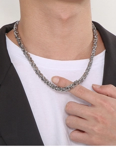 Détail d'une chaîne byzantine de 6mm en acier inoxydable argenté portée par un mannequin