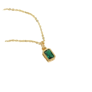 Collier plaqué or 14K avec pendentif rectangulaire en zircon vert sur fond blanc épuré