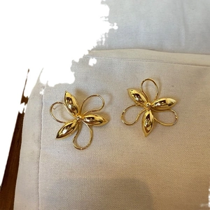 Elegant gold-plated flower earrings for women with a minimalist metallic floral design